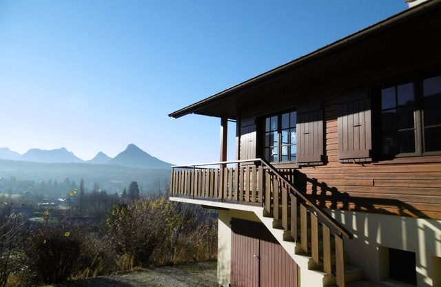 Charming chalet with magnificent views of the castle, mountains and Lake Annecy.