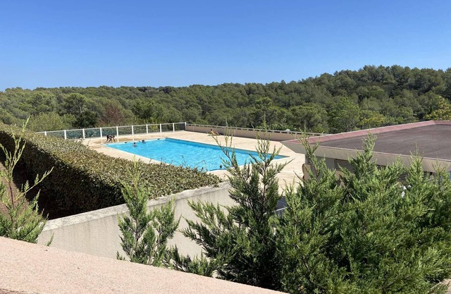 Charming 2-Room Apt with Pool & Terrace, Near Var Beaches