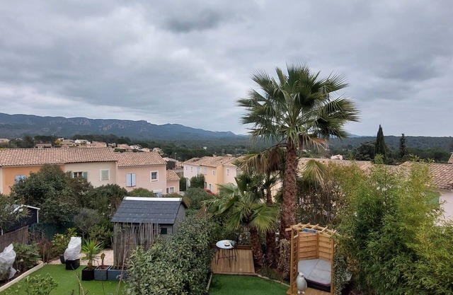 Charming atypical house, sleeps 4, with garden