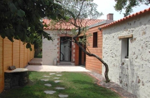 Charming Stone Cottage Near Beaches with Enclosed Garden and Sports Amenities