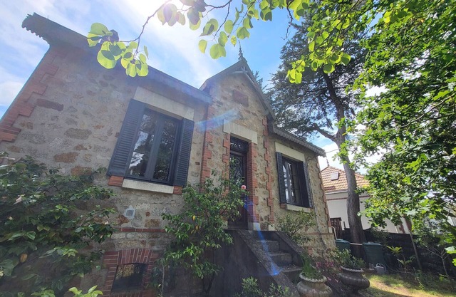 Charming 19th-Century Beach House, Close to Rochelets Beach, 6 Guests