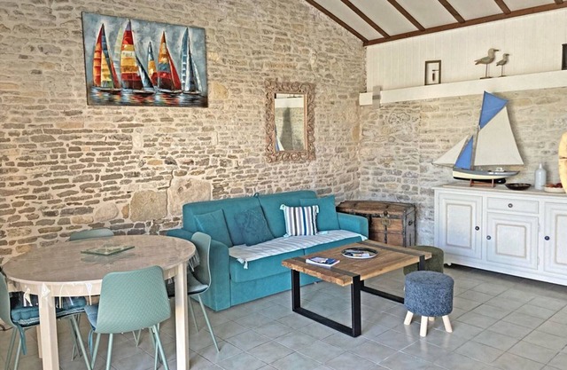 Charming 3-BR House in Sauzelle with Mezzanine, Bikes, Near Beach - Sleeps 6