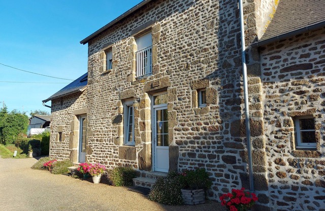Charming Countryside Cottage: 3 Bedrooms, Enclosed Garden, BBQ, Pet-Friendly, Near Mayenne