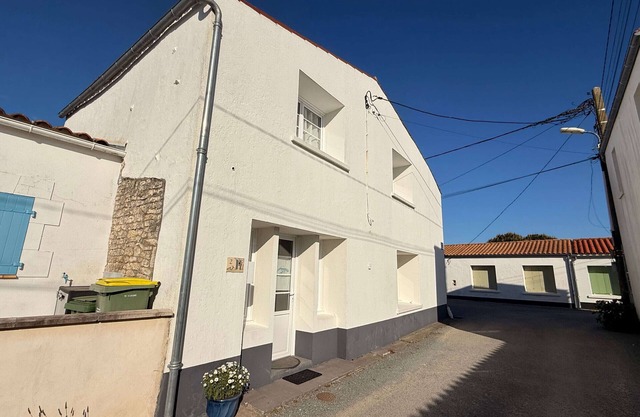 Charming village house in Saint-Pierre-d'Oléron, ideal for 4 people