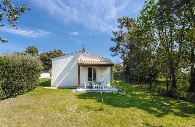 Charming Detached House with Terrace, Garden, Sea View and Garage 10 Min from the Beaches