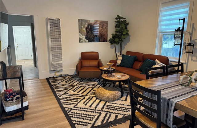 Charming fully remodeled 2-bedroom house with WiFi in Evanston