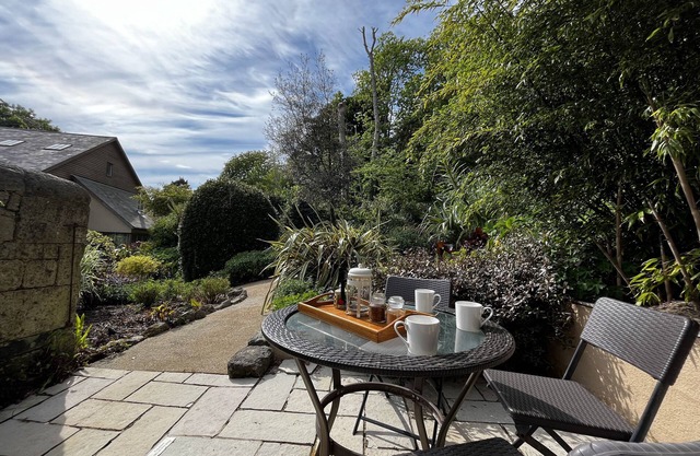 Charming Garden Lodge by the Sea – Peaceful Coastal Retreat