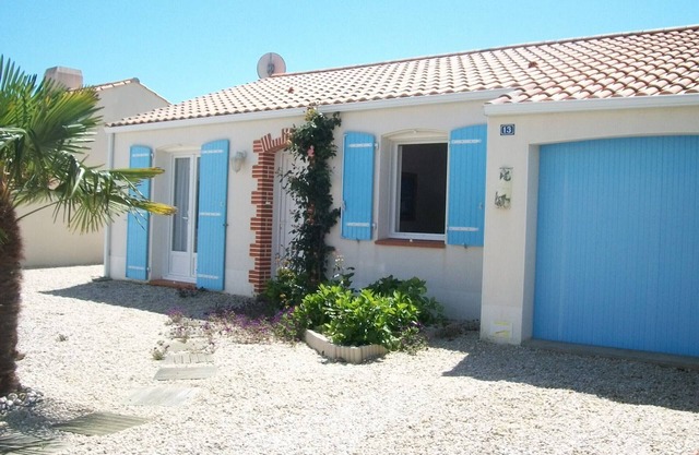 Charming House with Enclosed Garden, 2 Bedrooms, Near Fishing Pond, Beach & Town Center