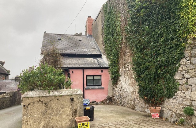 Charming Heritage Cottage , uniquely built to Town wall , views Pembroke castle