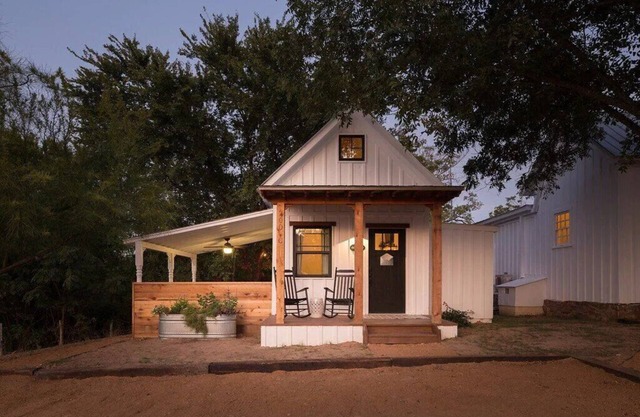 Charming Historic lodging on the outer banks of the Llano River