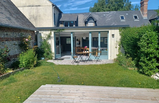 CHARMING HOUSE ALL COMFORT, GARDEN and terrace, SOUTH FACING 300m from the BEACH