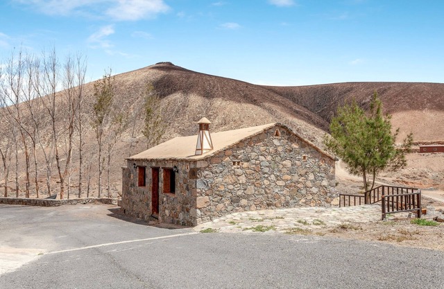 Charming Holiday Home “Alonso” with Mountain View, Terrace & Wi-Fi