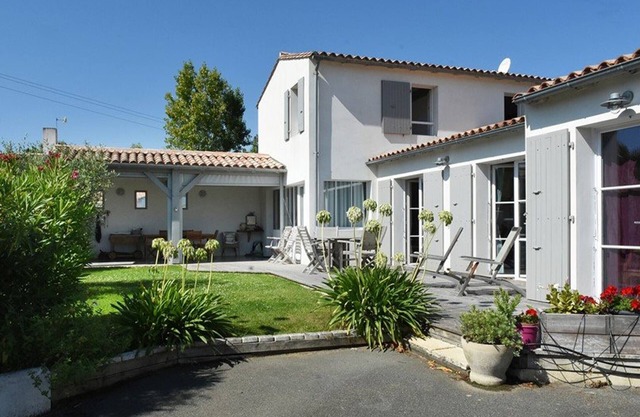 Charming Home Near Village Center, Sleeps 6, Garden, WiFi, Well-Equipped Kitchen