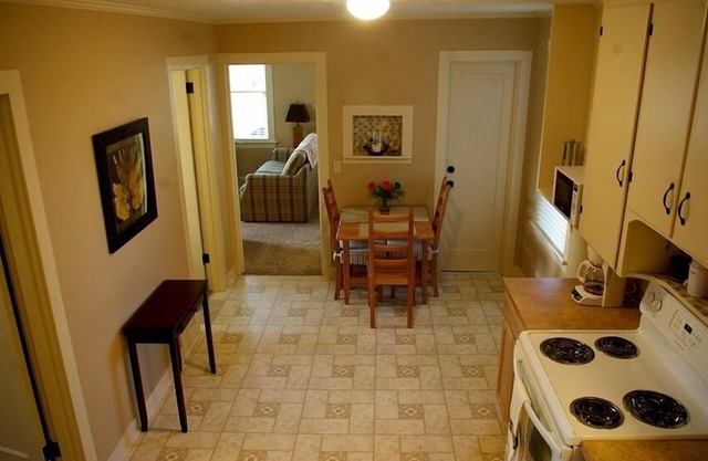 *Charming Home Located in the Heart of Historic Uniontown District* 2to12 guests
