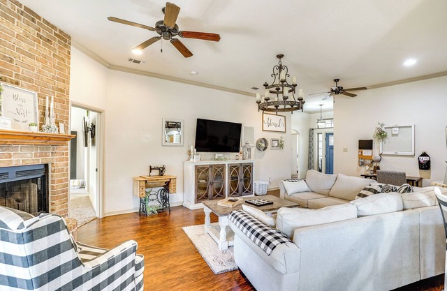 Charming Home w/Chiminea in Weatherford!