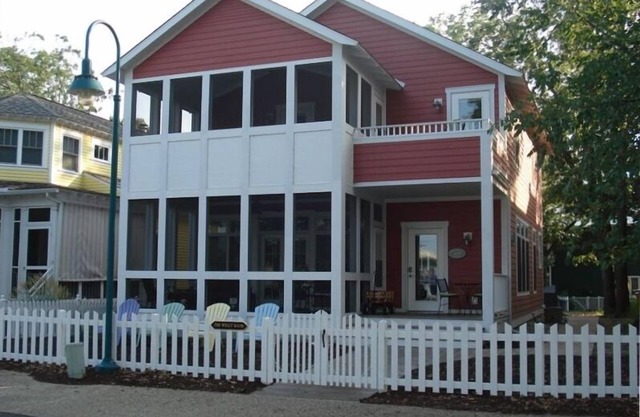 Charming Home w/Golf Cart Sleeps 13. Close to pool & amenities.