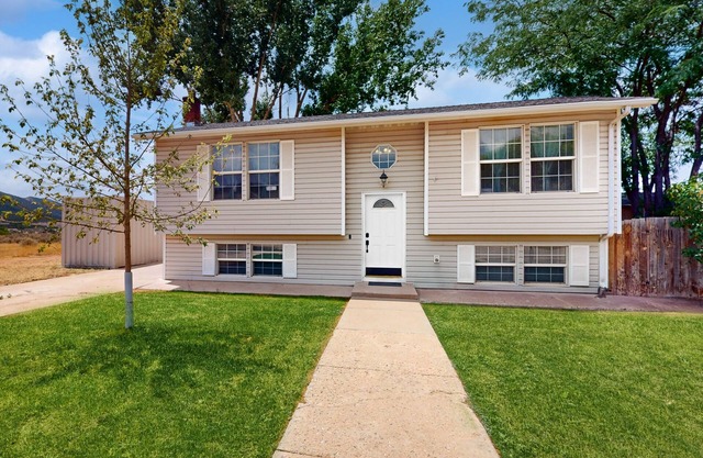 Charming home w/private backyard with deck & grill, near outdoor activities