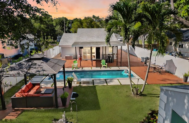 Charming home with pool close to the beach