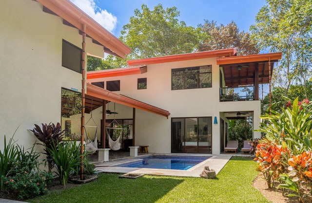 Charming home with private pool, close to surf & waterfalls