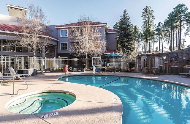 Charming Hotel Room w/Hot Tub Access & Free Daily Breakfast