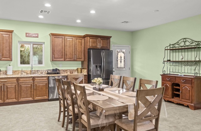 Charming House 3 Bed 2 Bath 10 Minutes Off The Strip