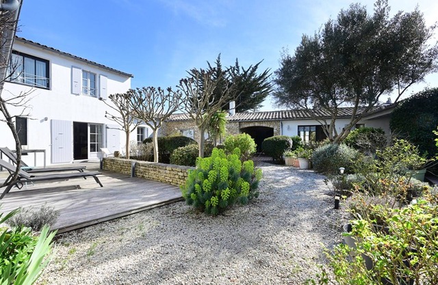Charming House Near Village Center with Garden, Terraces, and Close to Beaches