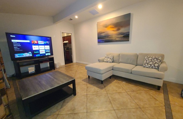 Charming House in a Beach City - Torrance CA - AC - Kitchen - Internet - Private