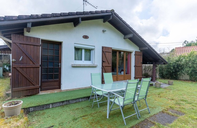 Charming House Near Lake & Ocean, Ideal for 4 with Garden, WiFi, Close to Shops & Activities