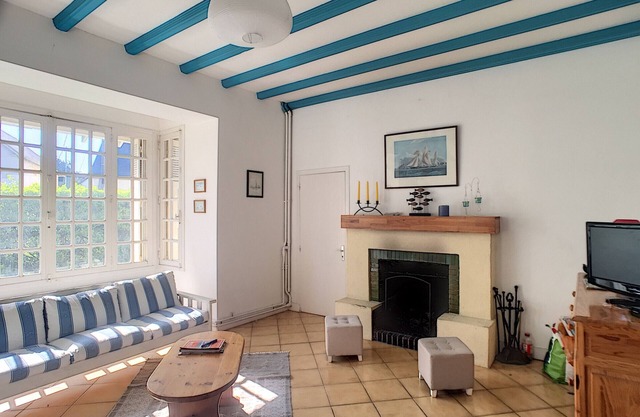 Charming House with Large Garden, 300m from Beach & Shops