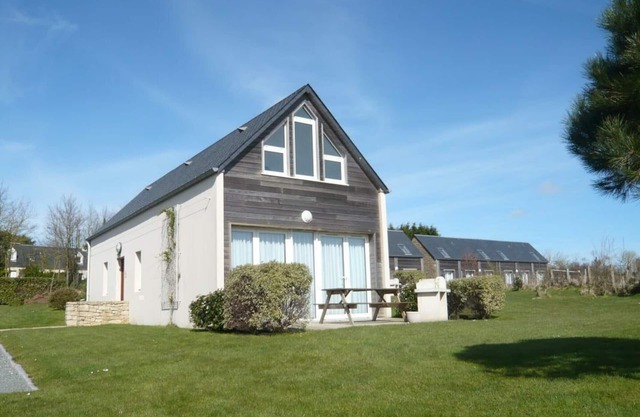 Charming Independent House with Terrace, Near Beach and GR223, Pet-Friendly, Full Amenities