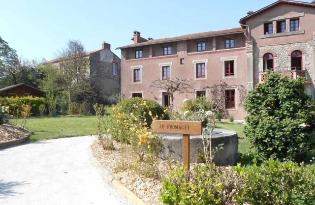 Charming Italian-Style Cottage with Pool, Near Vineyards & Historic Towns