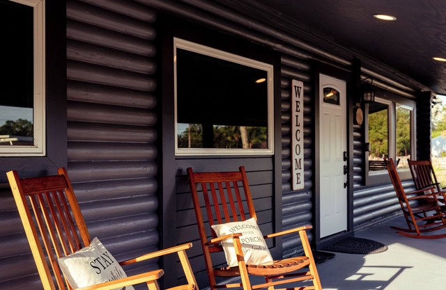 Charming Jupiter Farms Real Log Cabin - 3 Bed/2 Bath. Pet friendly & big yard