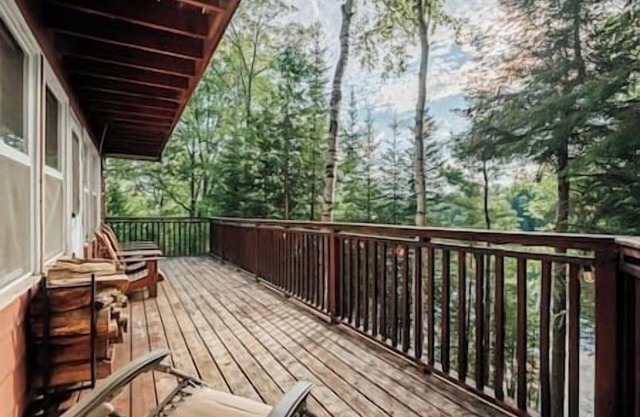 Charming Lakefront Cottage w/Hot Tub & Fire Pit, WiFi