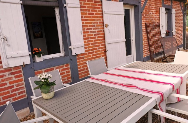 Charming little Landaise house, completely renovated, in the heart of a pretty village.