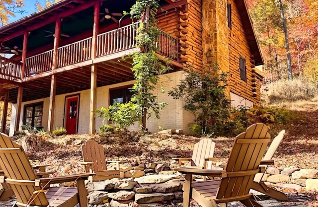 Charming log cabin by Berkeley Springs w/hot tub!