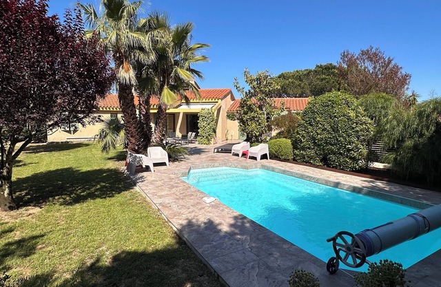 Charming, luminous house with private swimming pool and pleasure garden