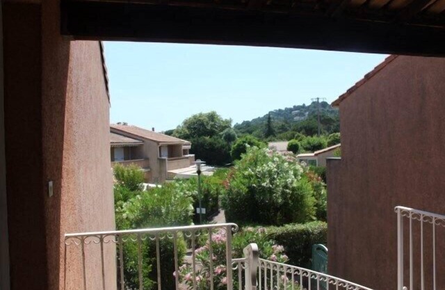Charming mazet, terrace, 300 m from the beach, right on the water.sleeps 4