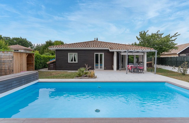Charming Mimizan Home with Pool, Near Lake, 2 Beds, WiFi and Optional Amenities