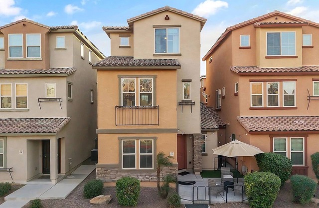 Charming Modern 3-Story Phoenix Home: 3 BD/4BR , Near Shopping & Entertainment