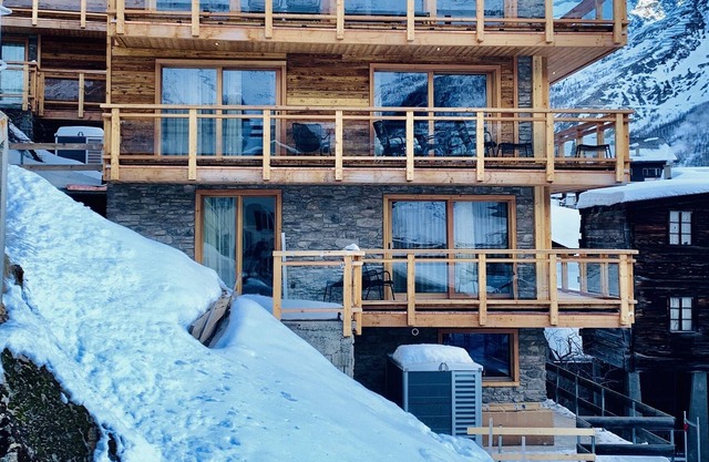 Charming mountain Chalet Engedi in village centre with unbeatable glacier views