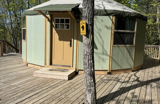 Charming Mountain Yurt in Walland w/Full Bathroom, Hot Tub, Privacy!
