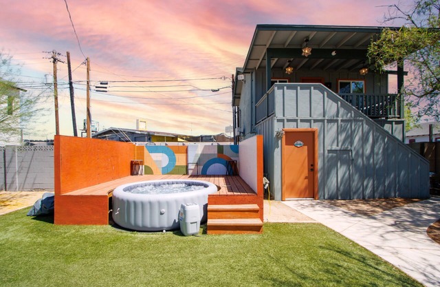 Charming "NEW" Hot Tub Retreat - Prime Location Mins to Downtown & PHX Airport