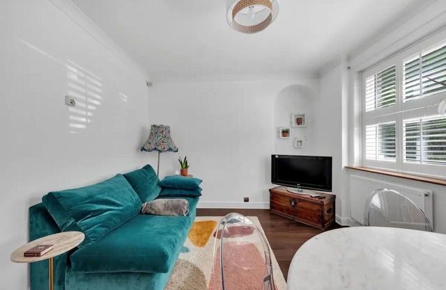 Charming one bed flat with a lovely shared garden