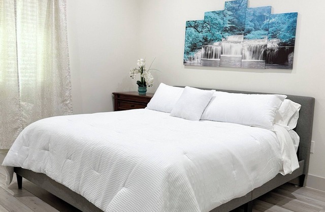 Charming one-bedroom 1.5-bath guesthouse with fully equipped kitchen in Glendale