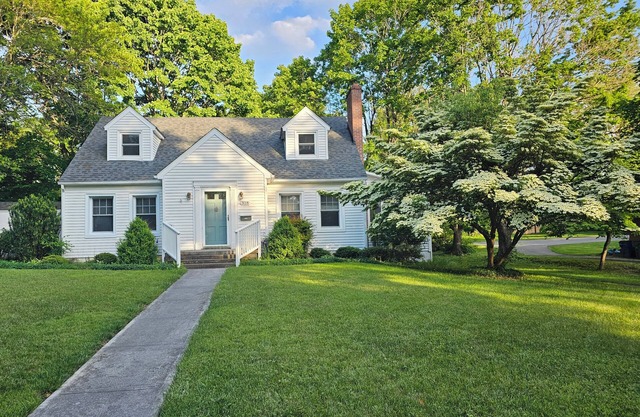 Charming, pet friendly 4-bedroom house, close to VT and downtown Blacksburg.