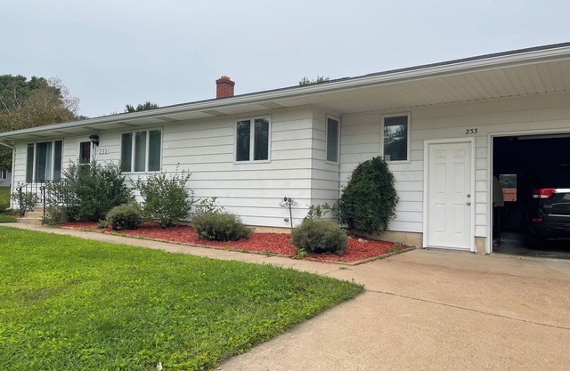 Charming pet friendly cozy hideaway with private backyard.
