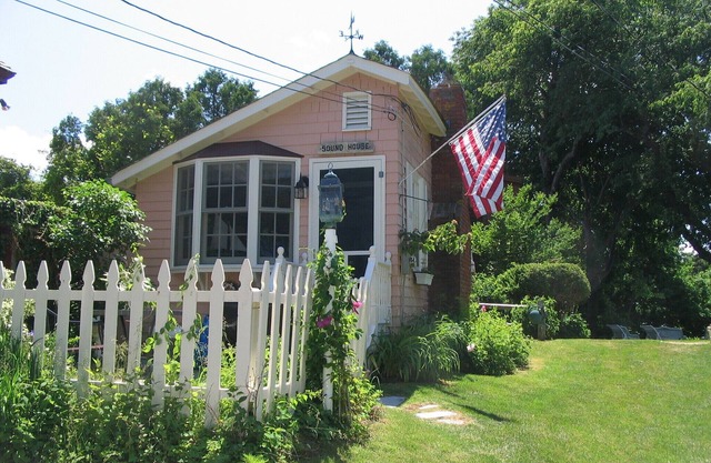 Charming Pet Friendly Studio Cottage On Quiet Lane