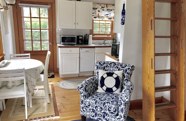 Charming Post and Beam Cottage! Walk to the beach, Tennis, Bike Path, & Shuttle