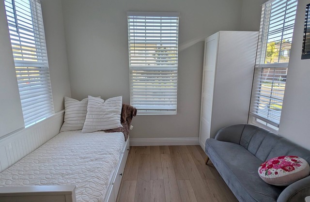 Charming private room with own entrance, AC, WiFi, Chromecast in Irvine