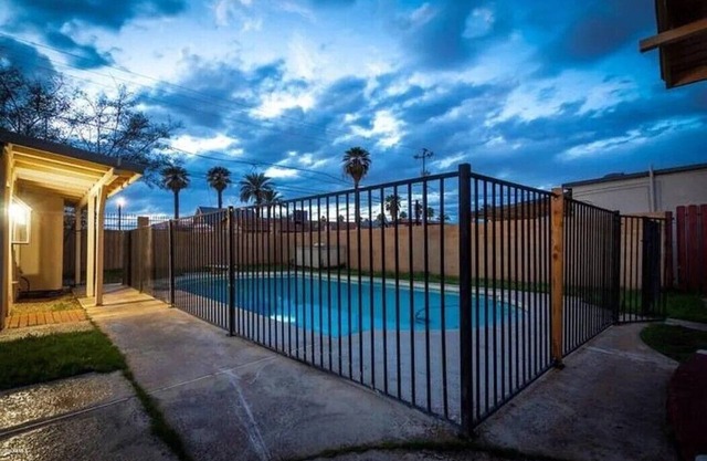 Charming private stand alone unit with AC in sunny Phoenix